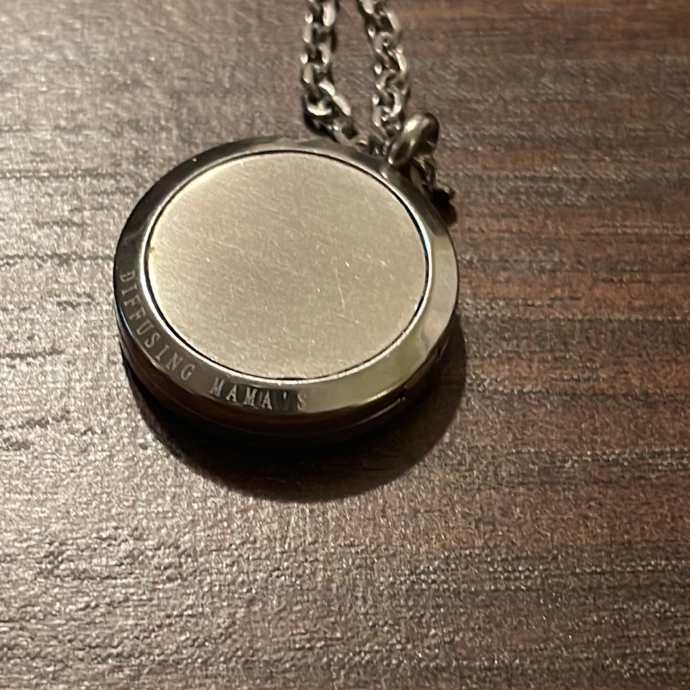 Diffusing Mama’s necklace - Picture 4 of 4